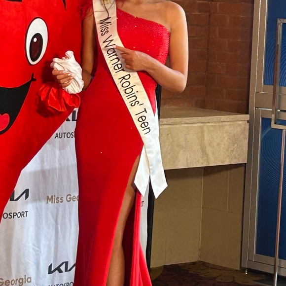 Red Ashley Lauren Pageant Gown Size 0 - Picture 1 of 6